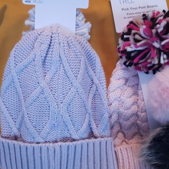 Two winter hats - Picture 5 of 6